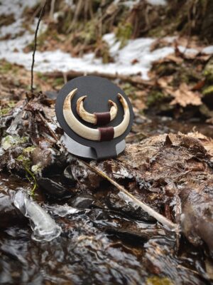 WAIDSTEEL Trophäenunterlage Schwarzwild aus 3 mm Stahl mit montierten Wildschwein-Hauern, runde Ausführung im Hauerbereich, Waldhintergrund Kurz, beschreibend, ohne Werbesprache.