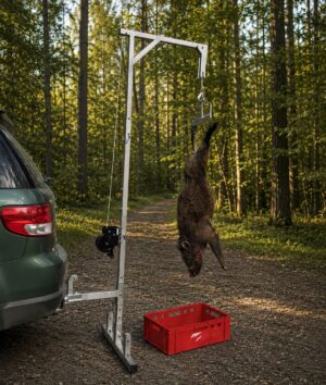Drehbarer WAIDSTEEL Wildgalgen aus Edelstahl am Fahrzeug montiert mit aufgehängtem Schwarzwild im Wald
